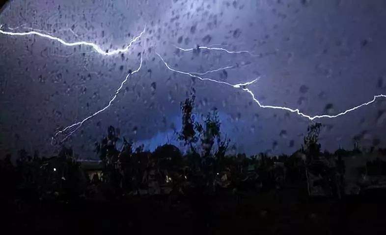 暴雨來襲，請注意人身安全